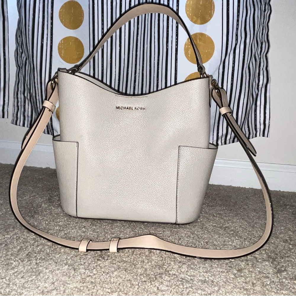 Michael Kors Bedford Bucket Shoulder Bag (Beige)